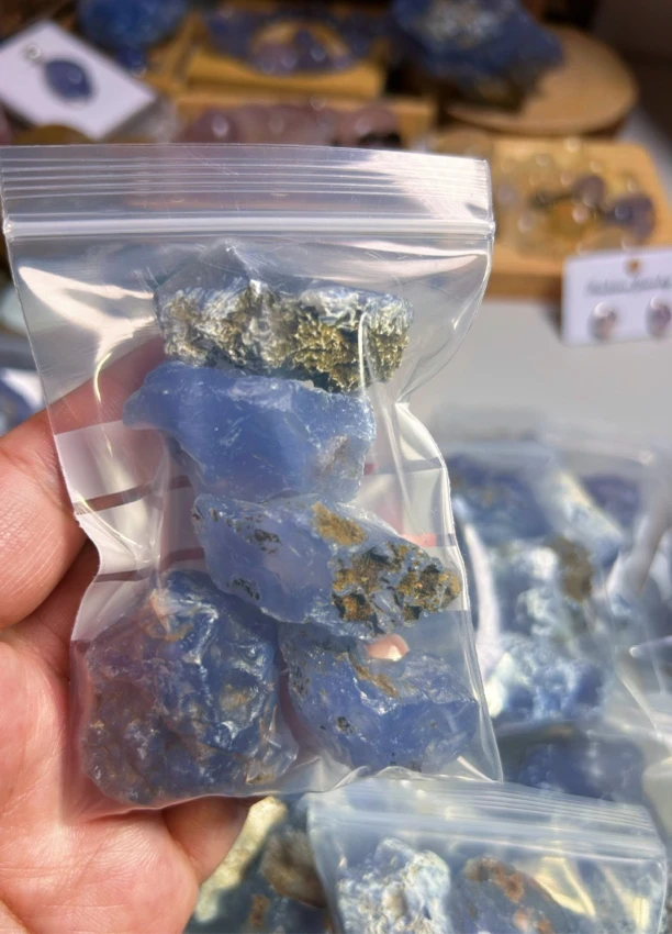 蓝玛瑙原石，一袋100克，能出小蛋面或者小珠子，高要求勿拍。