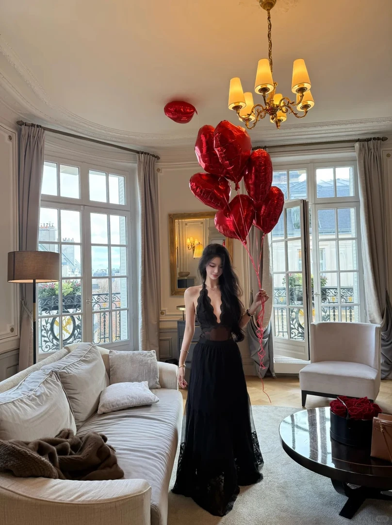 【你的视角】2026春季新款设计感V领蕾丝连体衣配网纱半身裙两件套