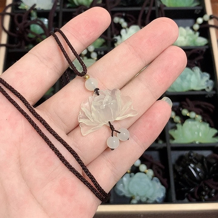 谢***霞未镶嵌蛇纹石玉颈饰