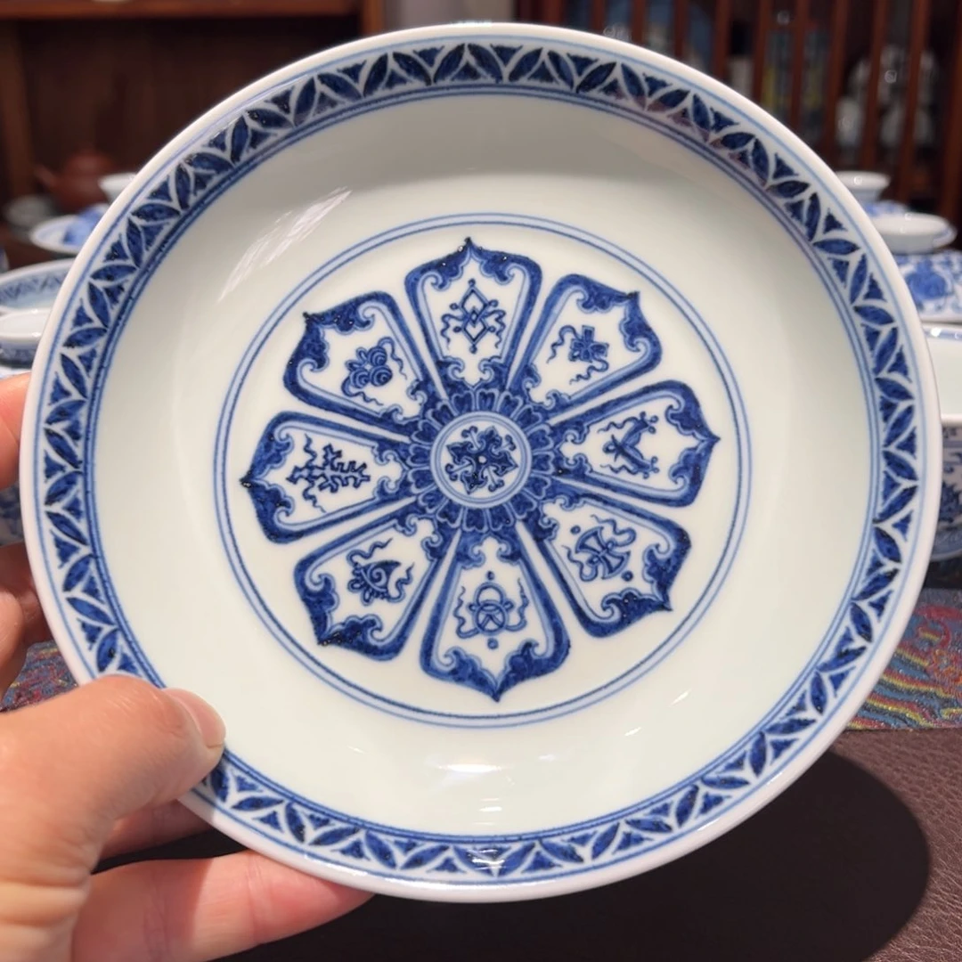 杯青花背面双钩莲八吉祥壶承直径约17.2厘米