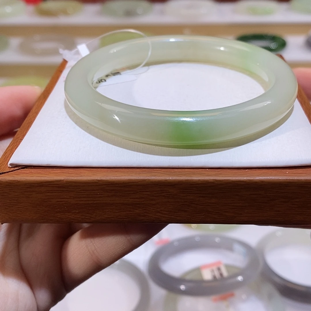 未镶嵌手镯和田玉圆条飘翠