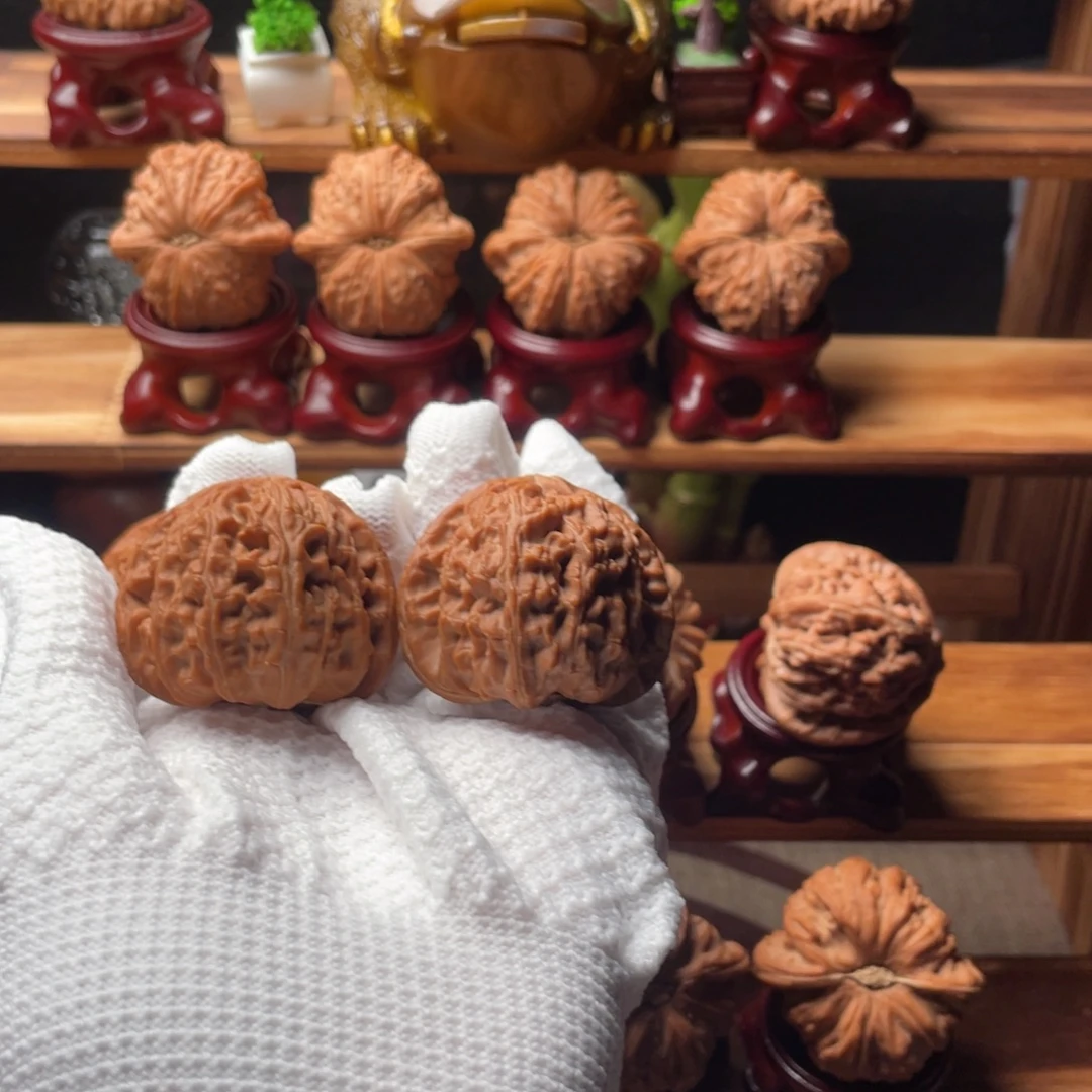 文玩核桃吊坠白狮子40尺