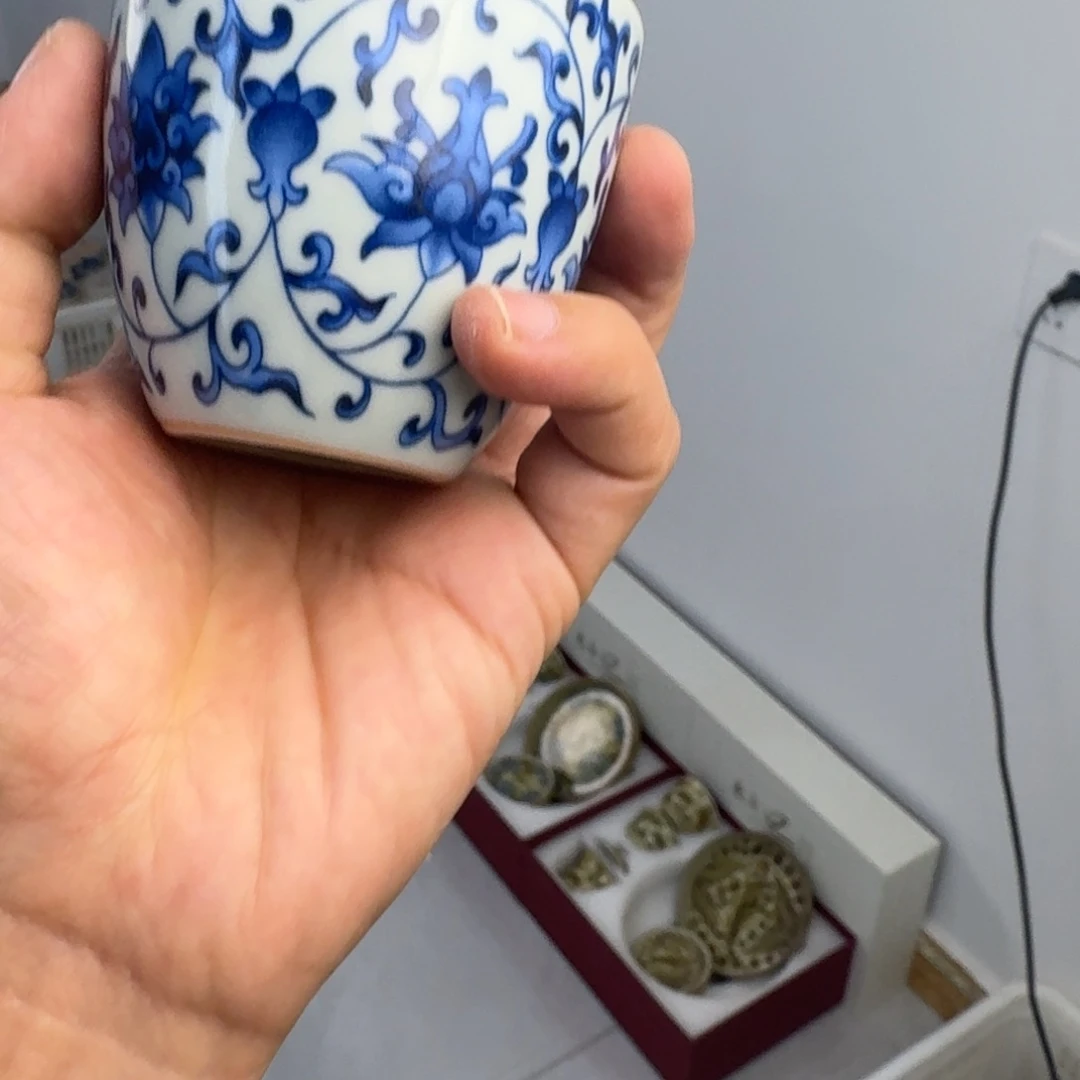 杯青花缠枝莲手雷杯