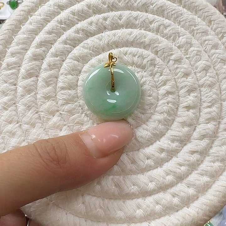 翡翠未镶嵌颈饰飘绿平安扣