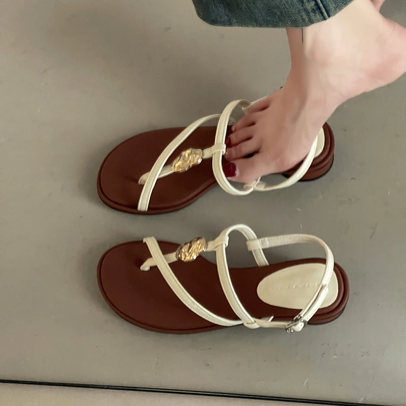 时尚简约百搭金属扣夹趾人字拖鞋女鞋2025夏季新设计感凉拖鞋沙滩