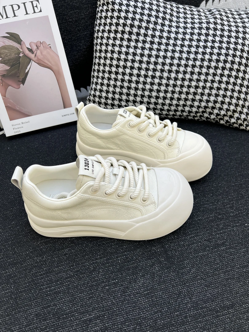 丑萌厚底真皮小白鞋女2025小众设计百搭新款学生轻便休闲圆头板鞋