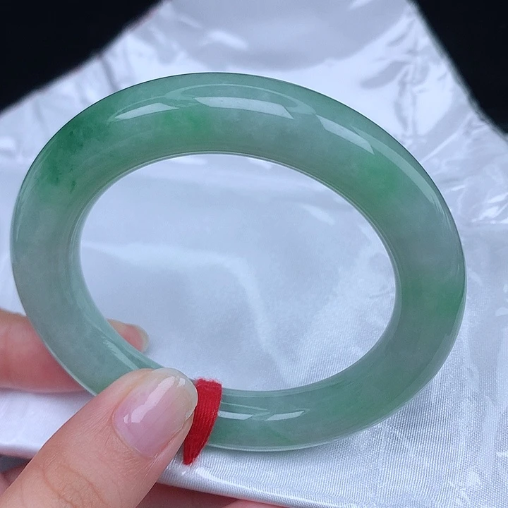 未镶嵌手镯（圆镯）翡翠天然