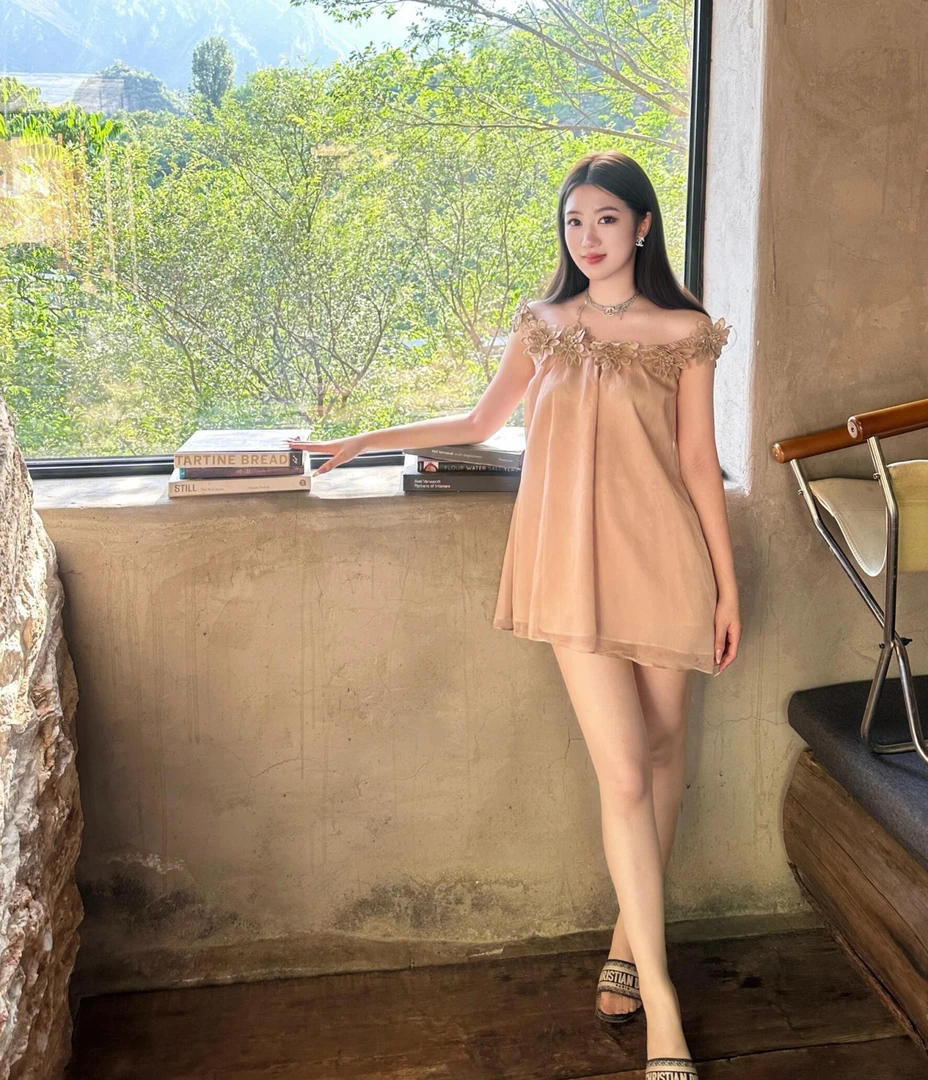娇贵小花松弛慵懒感一字肩立体花朵连衣裙纯欲少女减龄度假短裙子
