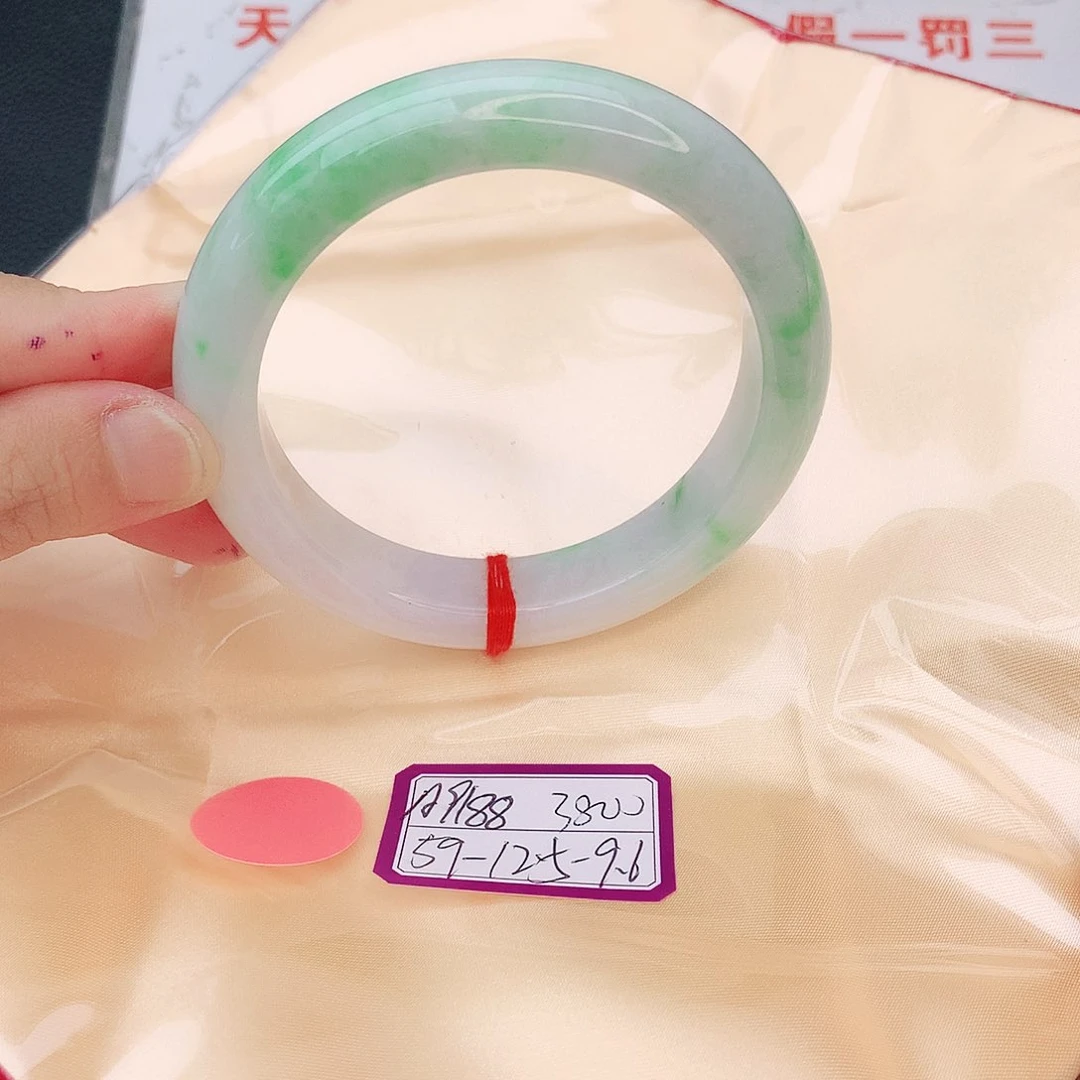 翡翠手镯未镶嵌翡翠