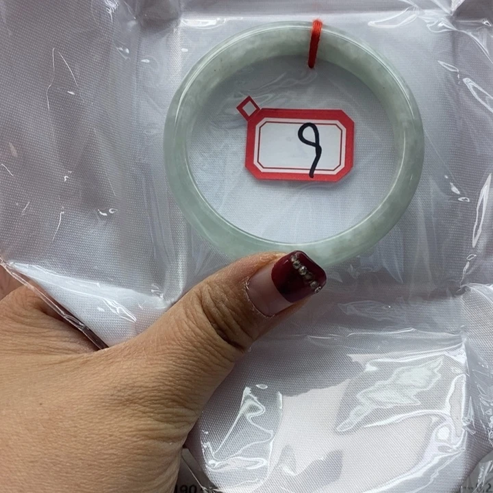 翡翠手镯未镶嵌翡翠