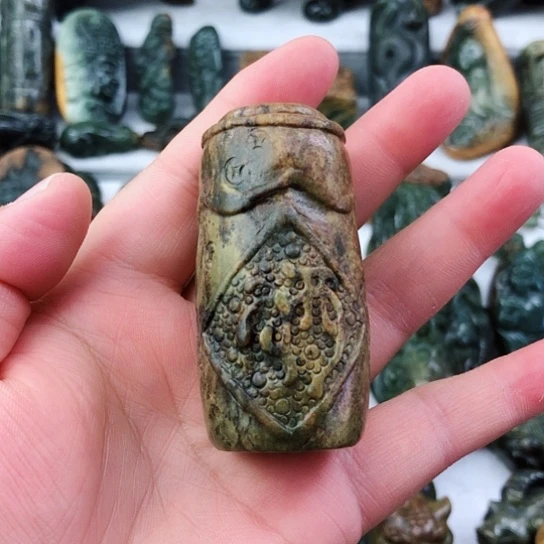 未镶嵌岫岩河磨玉（透闪石质玉）把件