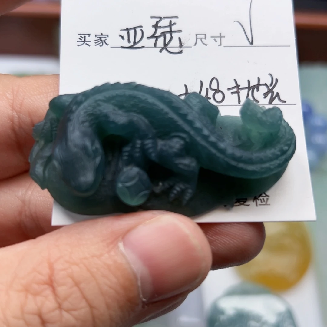 亚***瑟未镶嵌定制翡翠蜥蜴
