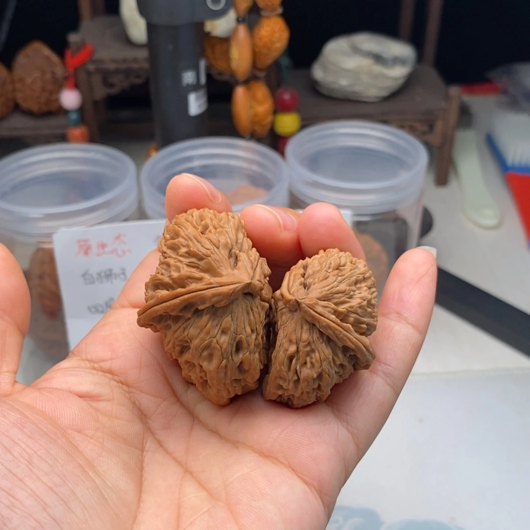 文玩核桃吊坠白狮子半壁子母对