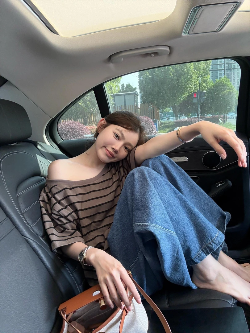 2025夏季新款慵懒风单露肩拼色条纹短袖T恤女百搭高腰显瘦牛仔裤