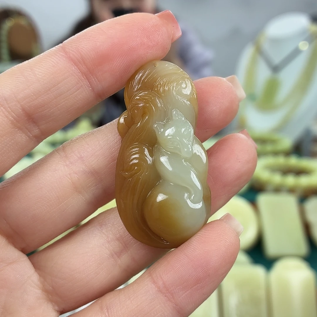 和田玉（糖玉）未镶嵌颈饰糖白九尾狐
