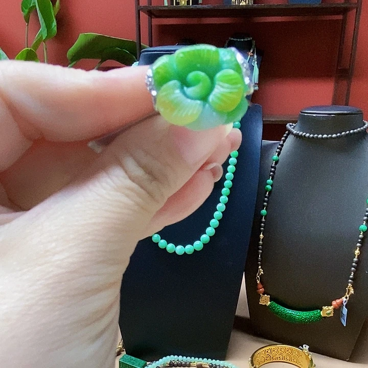 翡翠未镶嵌颈饰戒指