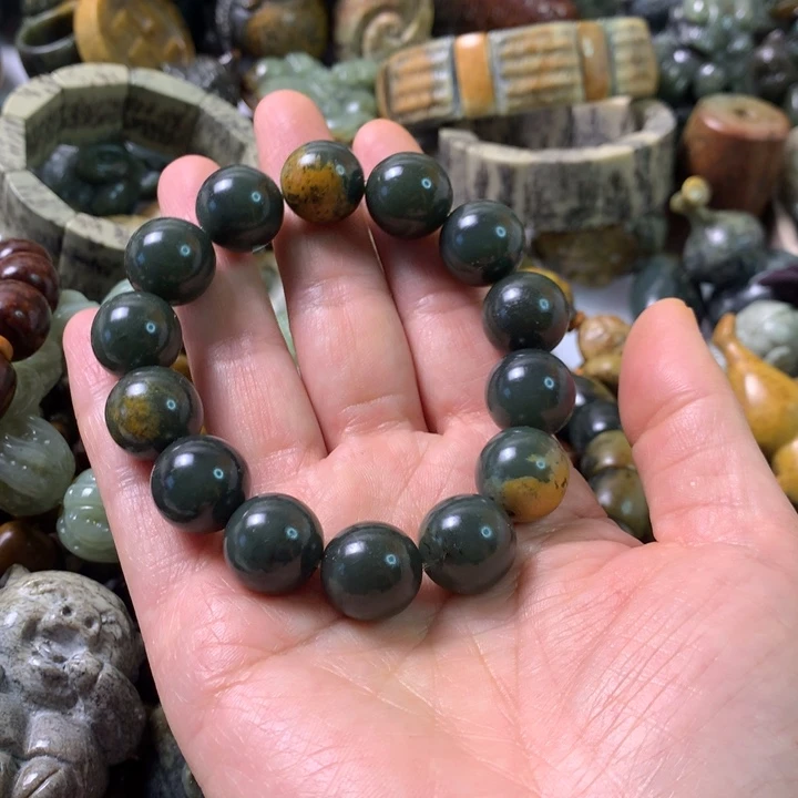 未镶嵌岫岩河磨玉（透闪石质玉）把件