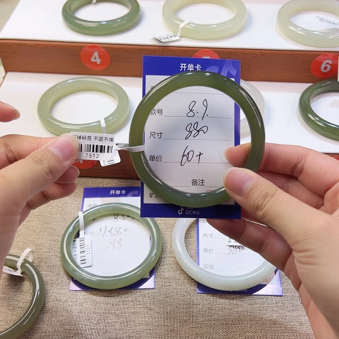 未镶嵌手镯和田玉晓**月