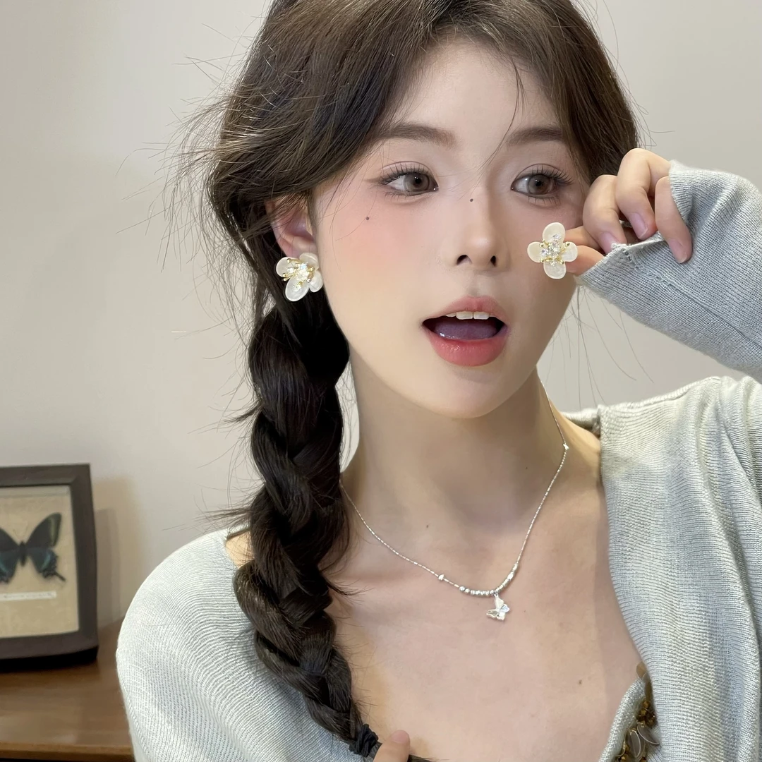 F121白色花朵耳钉高级百搭小众温柔简约时尚轻奢质感