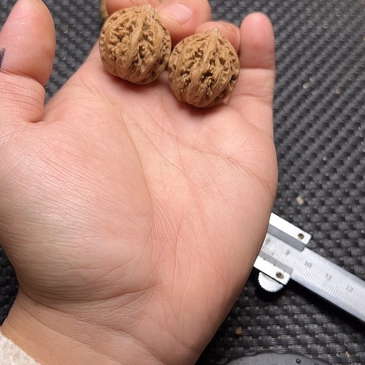文玩核桃把件麻花纹