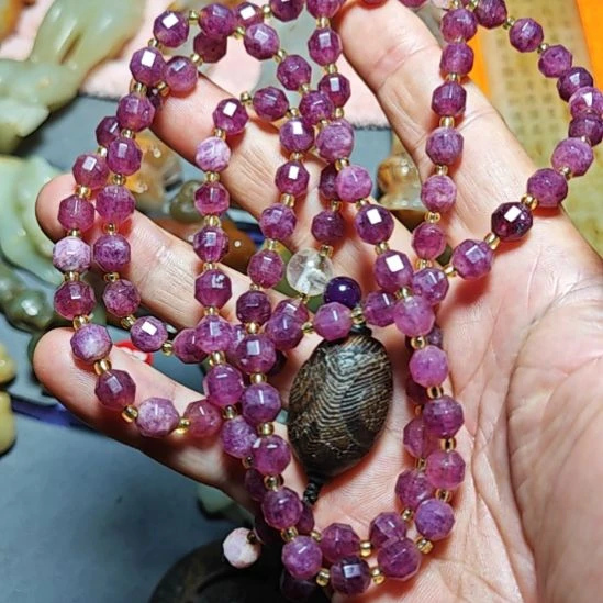 颈饰未镶嵌透闪石质玉天*