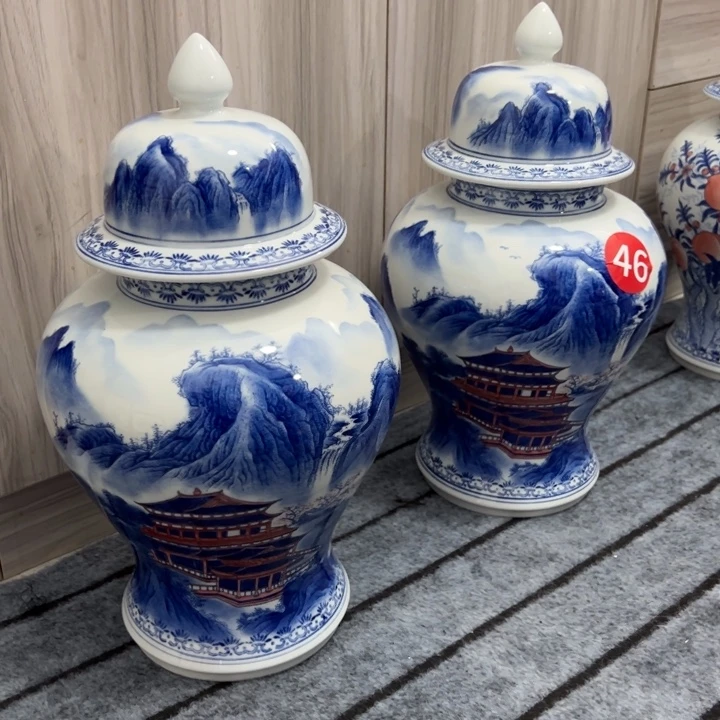 易***效纪念瓷器青花山水画将军罐一对