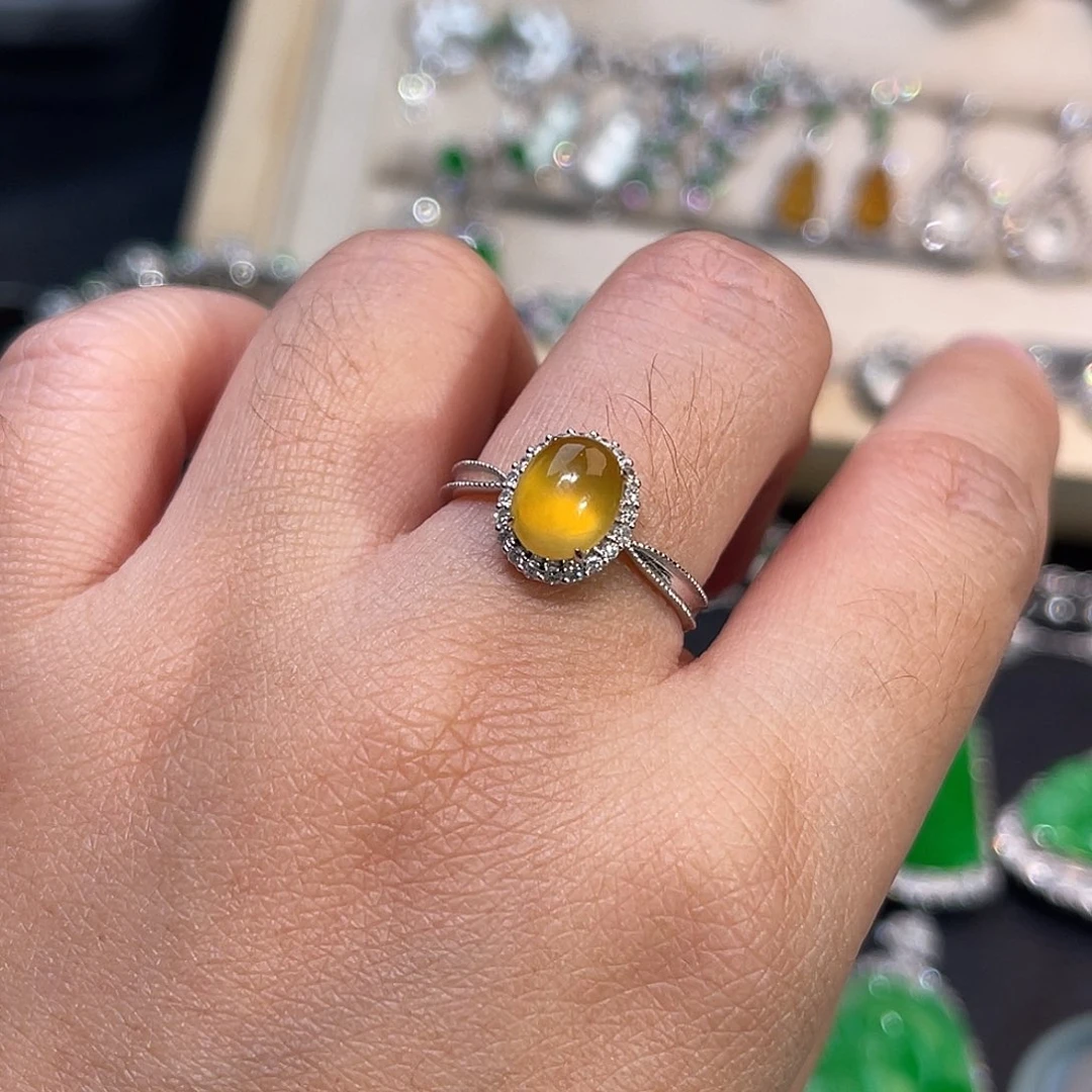 翡翠18K金镶嵌戒指黄翡蛋面