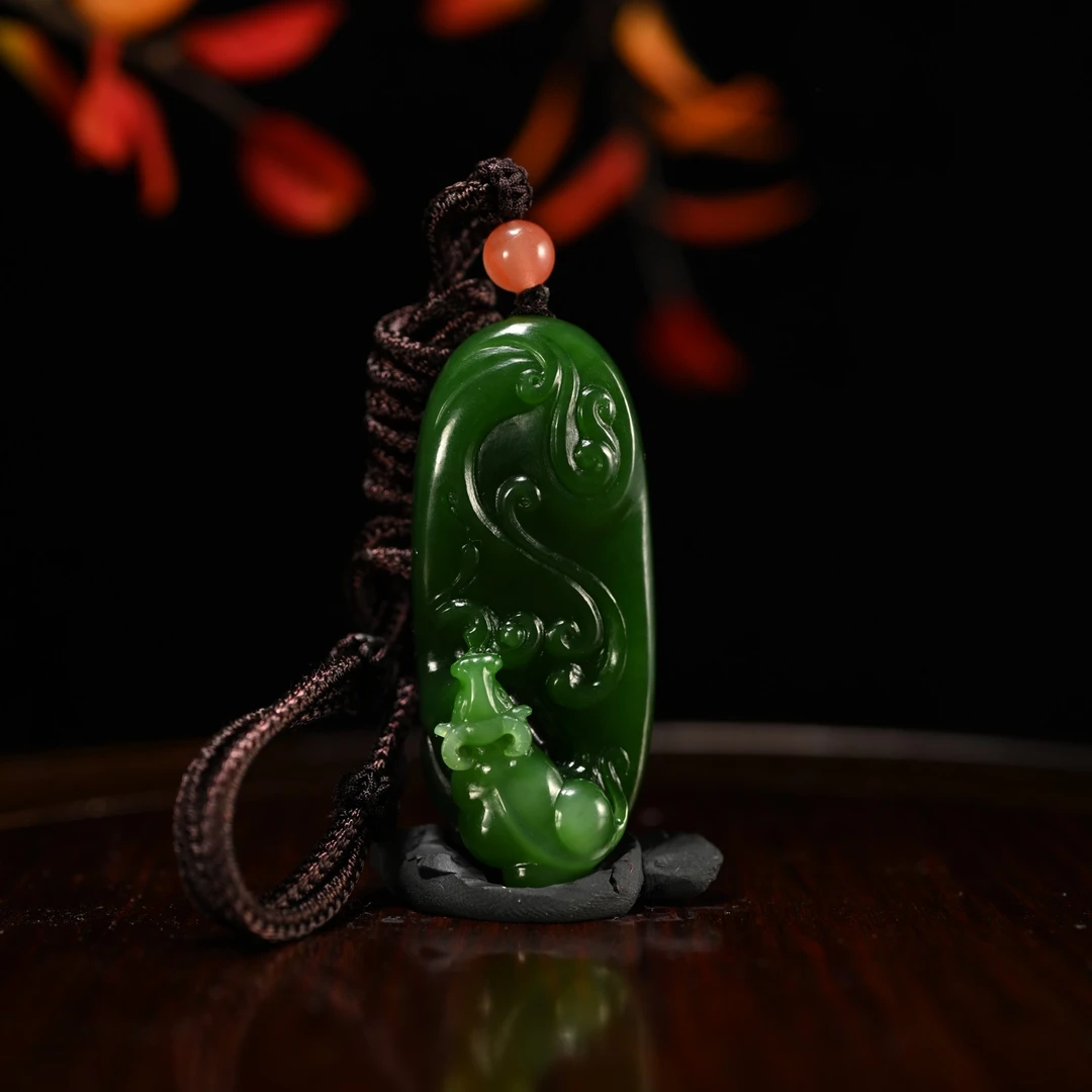 LOT8805 25YU109758和田玉碧玉牛气冲天挂件/匡时