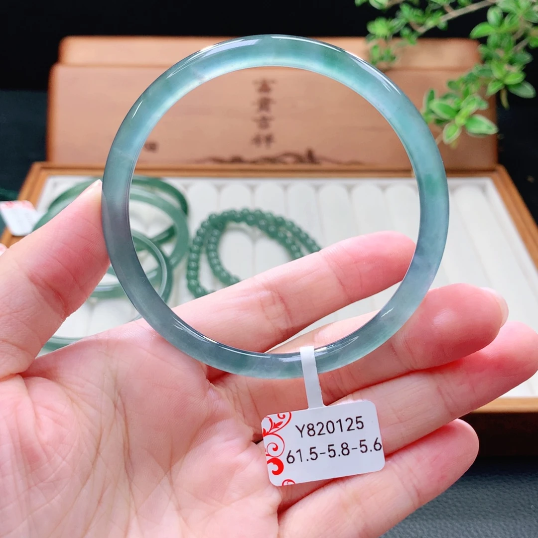未镶嵌手镯（圆镯）翡翠