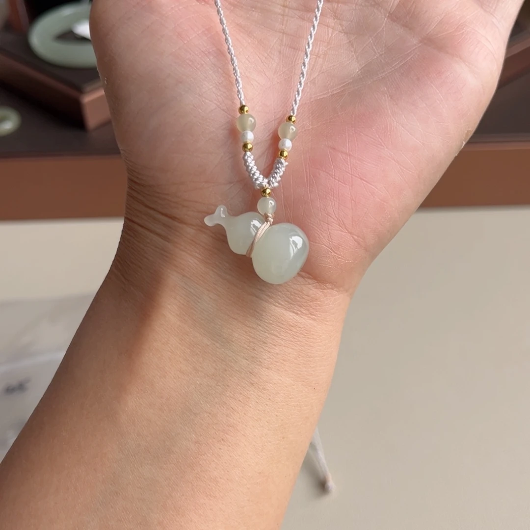 和田玉未镶嵌颈饰午****女