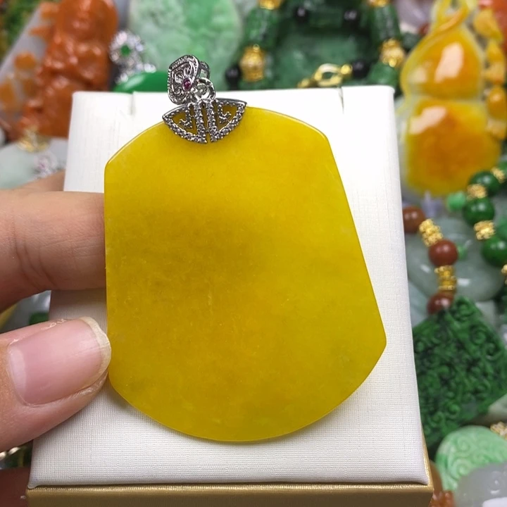 翡翠未镶嵌吊坠(赠链)