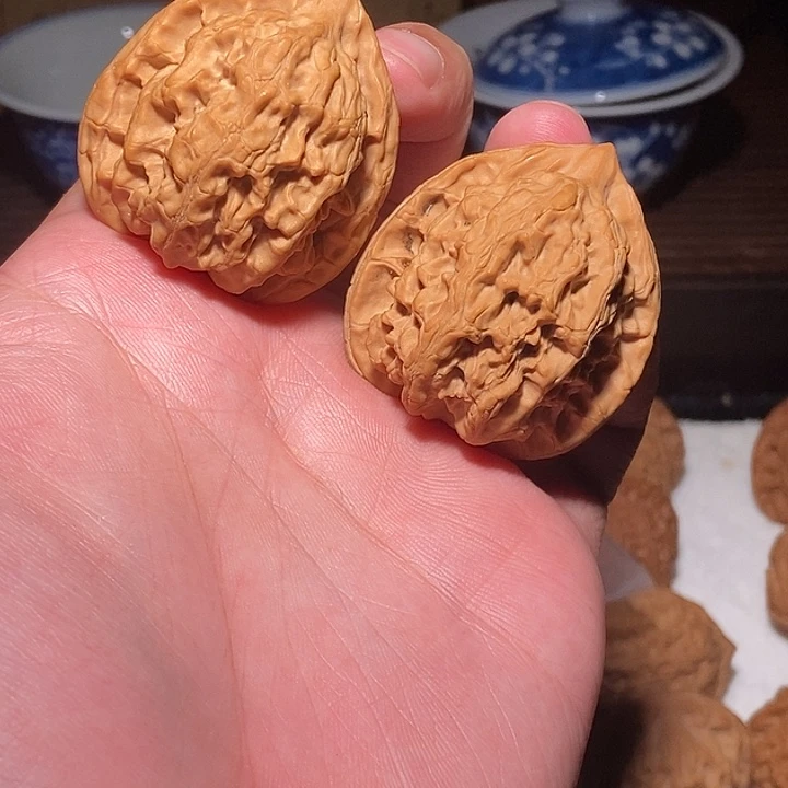 文玩核桃手把件梨木台