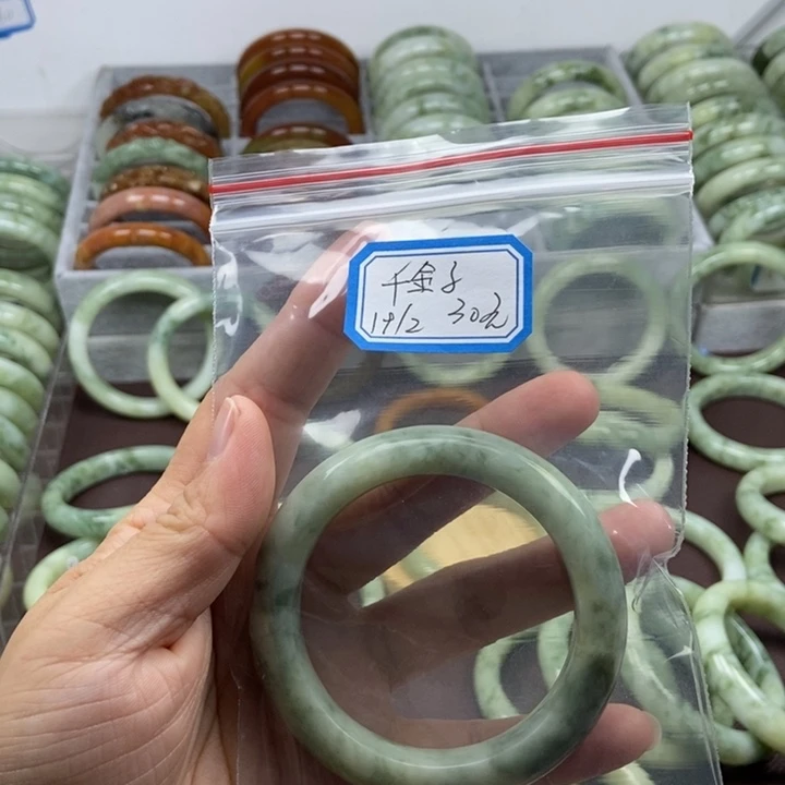 蛇纹石玉手镯未镶嵌千*子