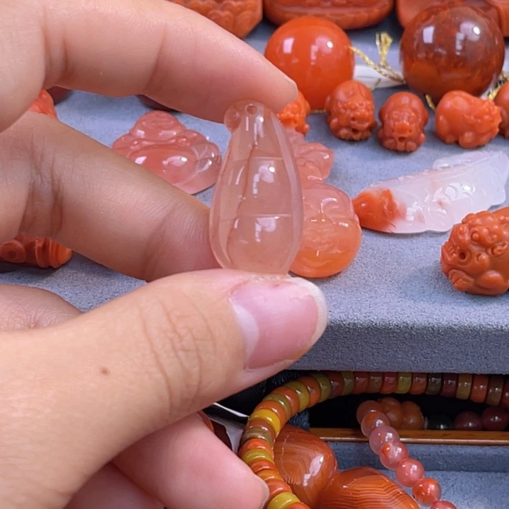 南红玛瑙多样性发一件未镶嵌冰飘福豆卡13*25