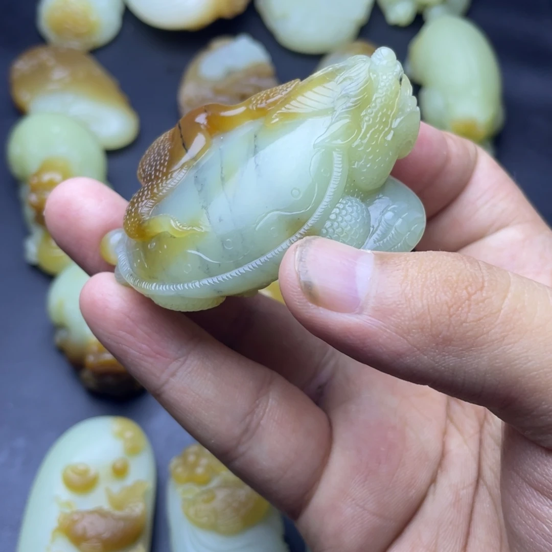 颈饰未镶嵌和田玉（糖玉）