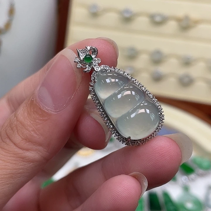 翡翠18K金镶嵌颈饰