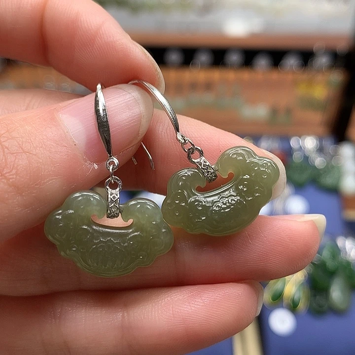 和田玉银S925镶嵌耳饰如意锁晴水绿20左右