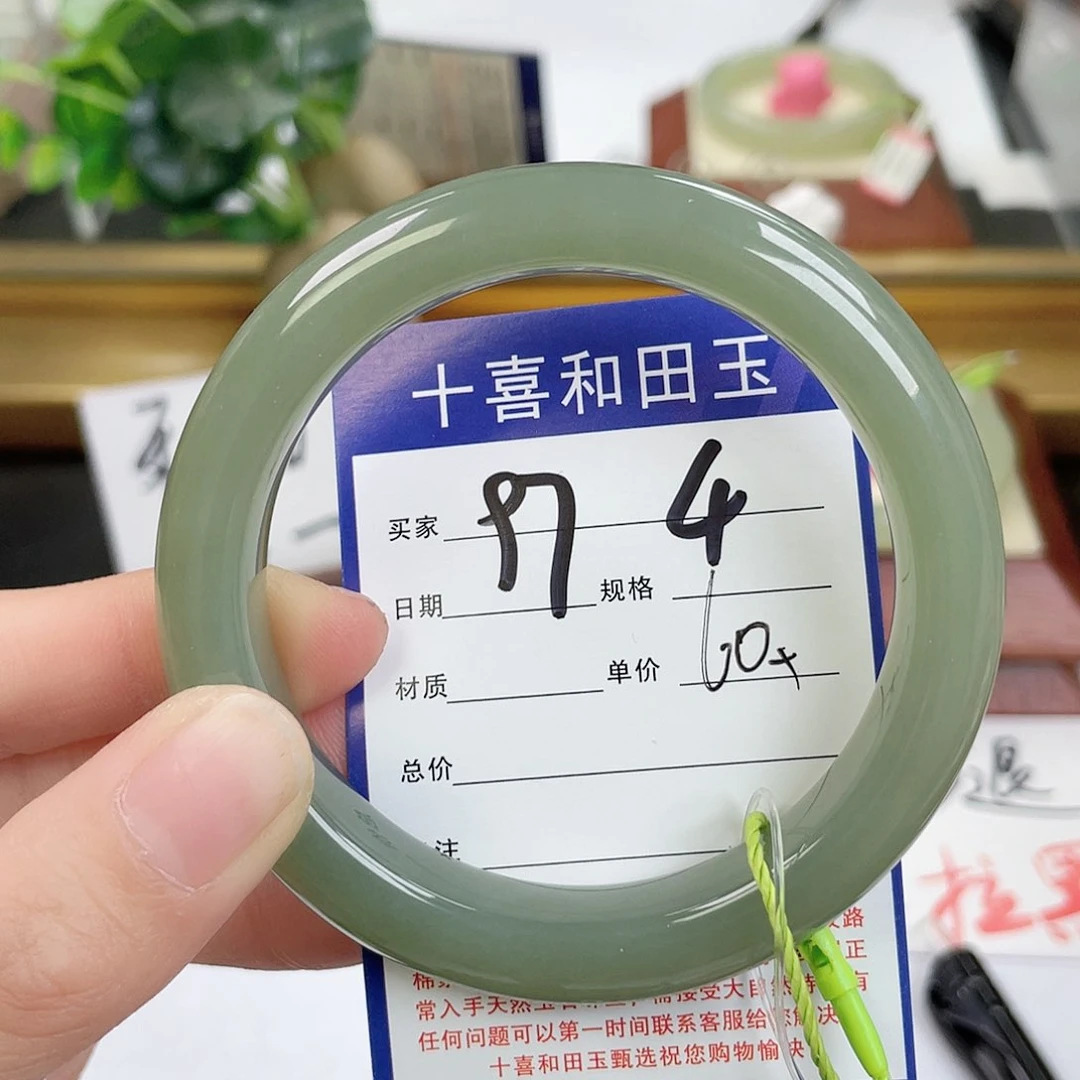 和田玉手镯未镶嵌时****)