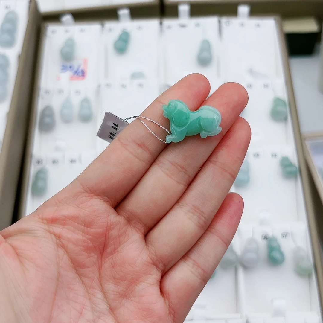 翡翠颈饰未镶嵌狗