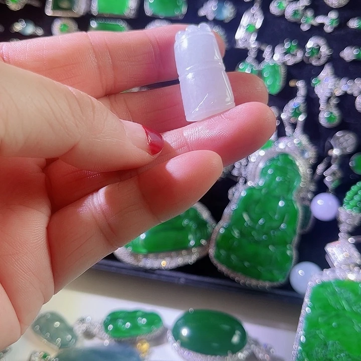 翡翠颈饰未镶嵌翡翠吊坠