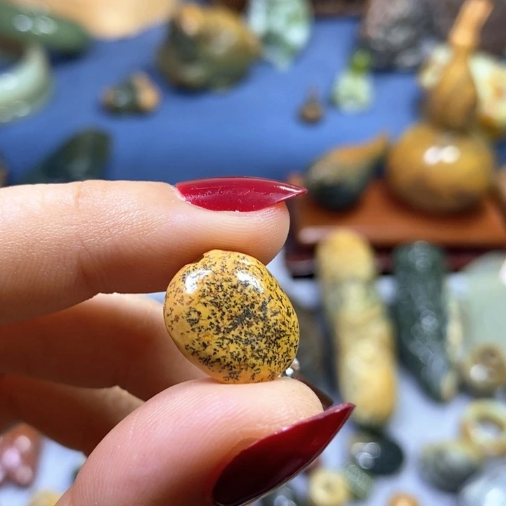 岫岩河磨玉（透闪石质玉）未镶嵌挂件随形珠