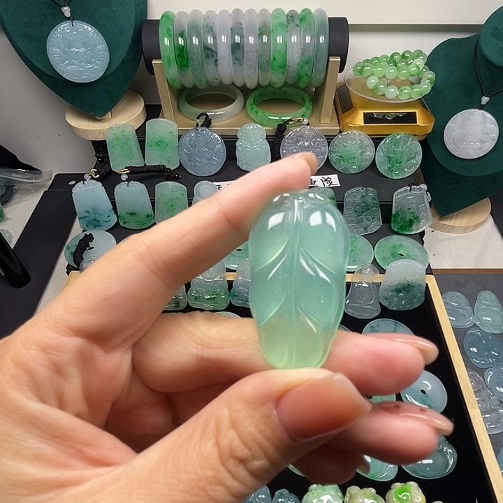 翡翠未镶嵌颈饰叶子