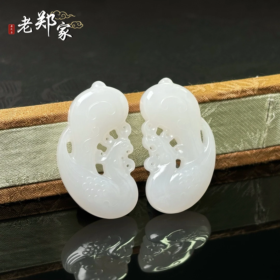【老郑家】和田玉挂件一对  2002( 多样性发一件) 约39*22*5mm