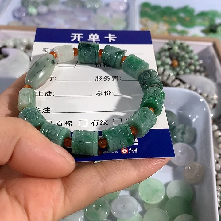 柠***茶颈饰未镶嵌翡翠手串