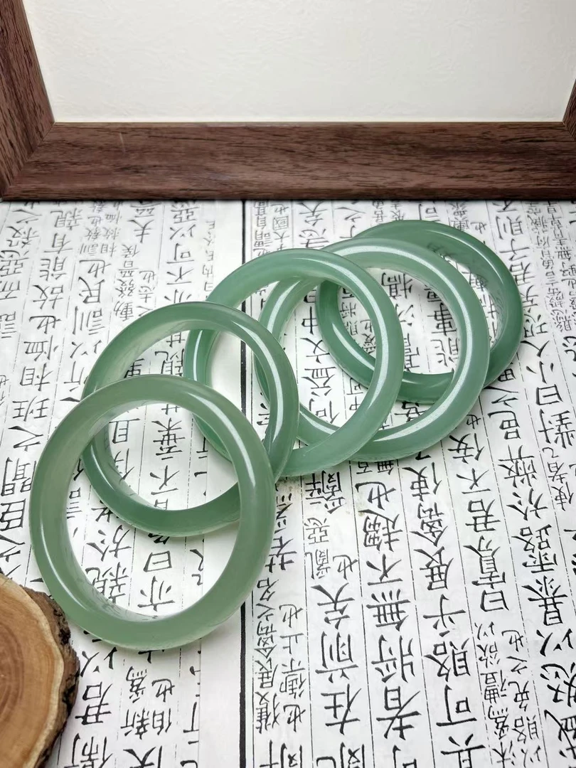 东陵粉青手镯（有石纹水线色根色点，拍一发一多样性发货）