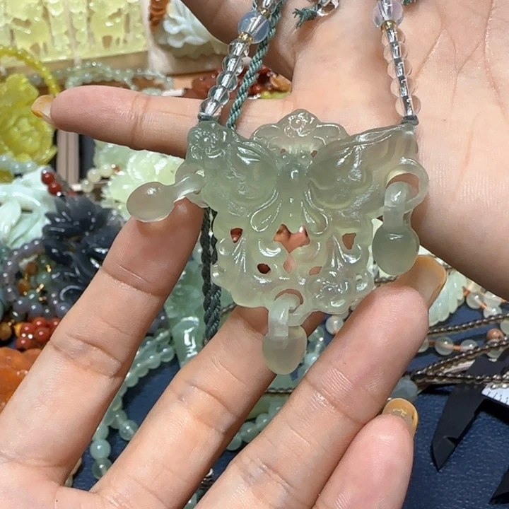 未镶嵌蛇纹石玉吊坠