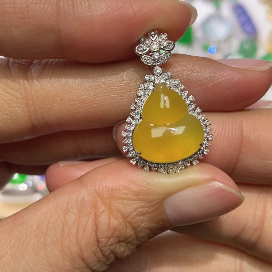 翡翠18K金镶嵌颈饰缅甸