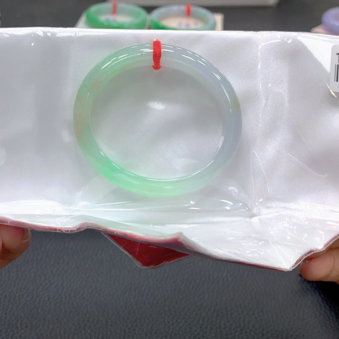 锦***言翡翠未镶嵌手镯贵妃