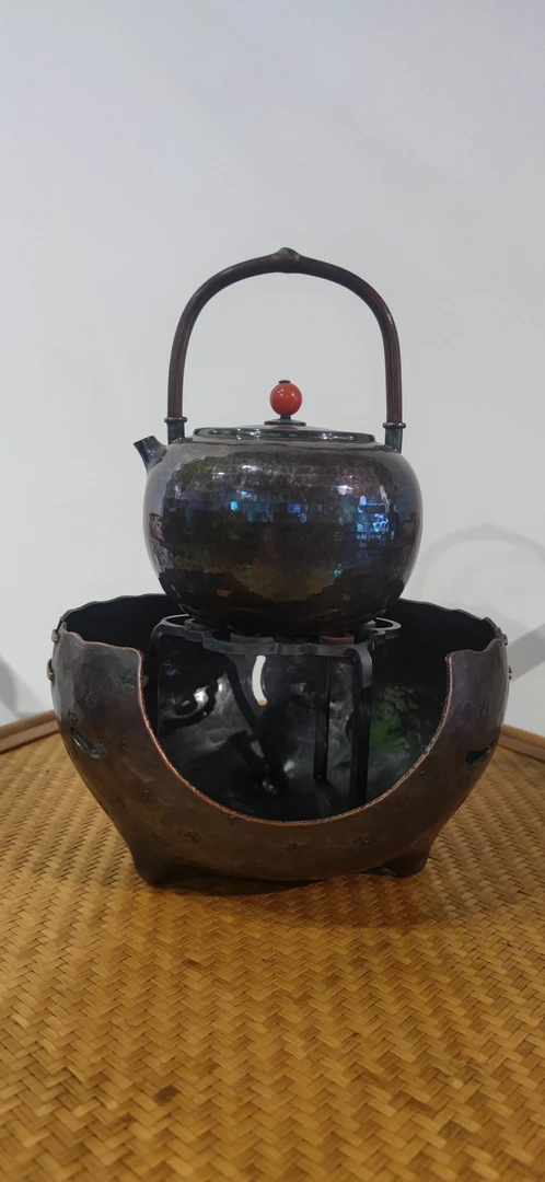 紫铜纯手工锻打，煮茶炉。火钵，内加伍德架，壶为拍照用品