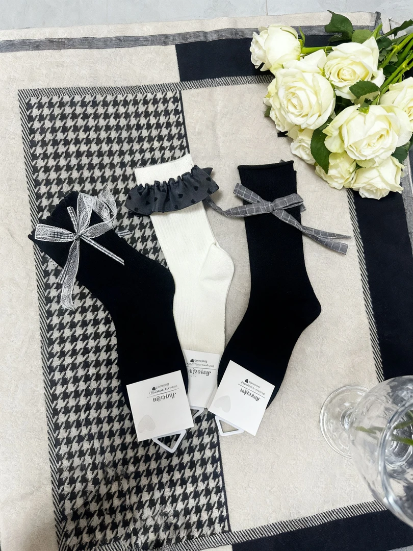 秋冬季韩系中筒女袜蝴蝶结设计黑白灰组合穿搭必备